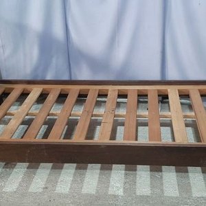 Lote anterior: Cama Antigua de Madera Oscura con Piecera y Cabecera Torneada
