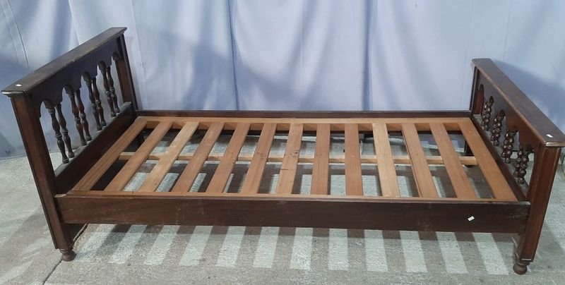 Cama Antigua de Madera Oscura con Piecera y Cabecera Torneada