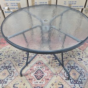 Lote siguiente: Mesa Redonda de Jardín con Estructura Metálica Negra y Tapa de Vidrio Texturado