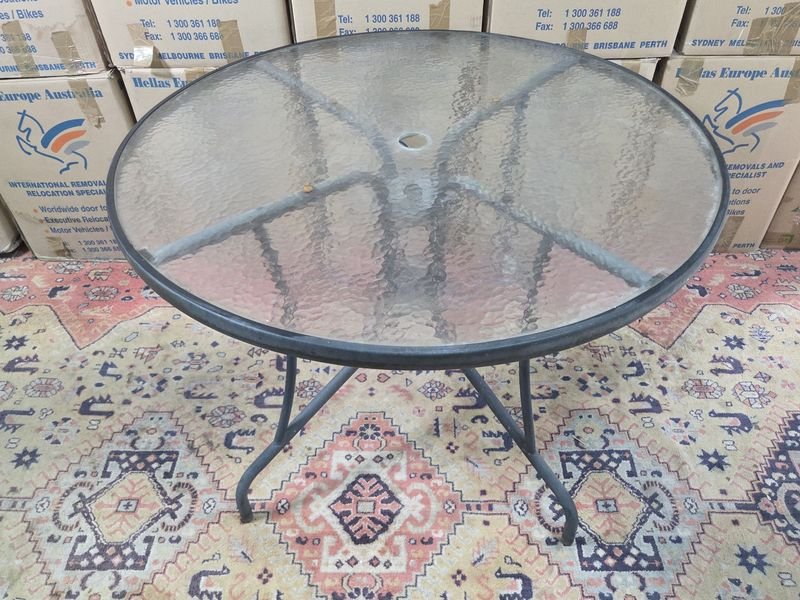 Mesa Redonda de Jardín con Estructura Metálica Negra y Tapa de Vidrio Texturado