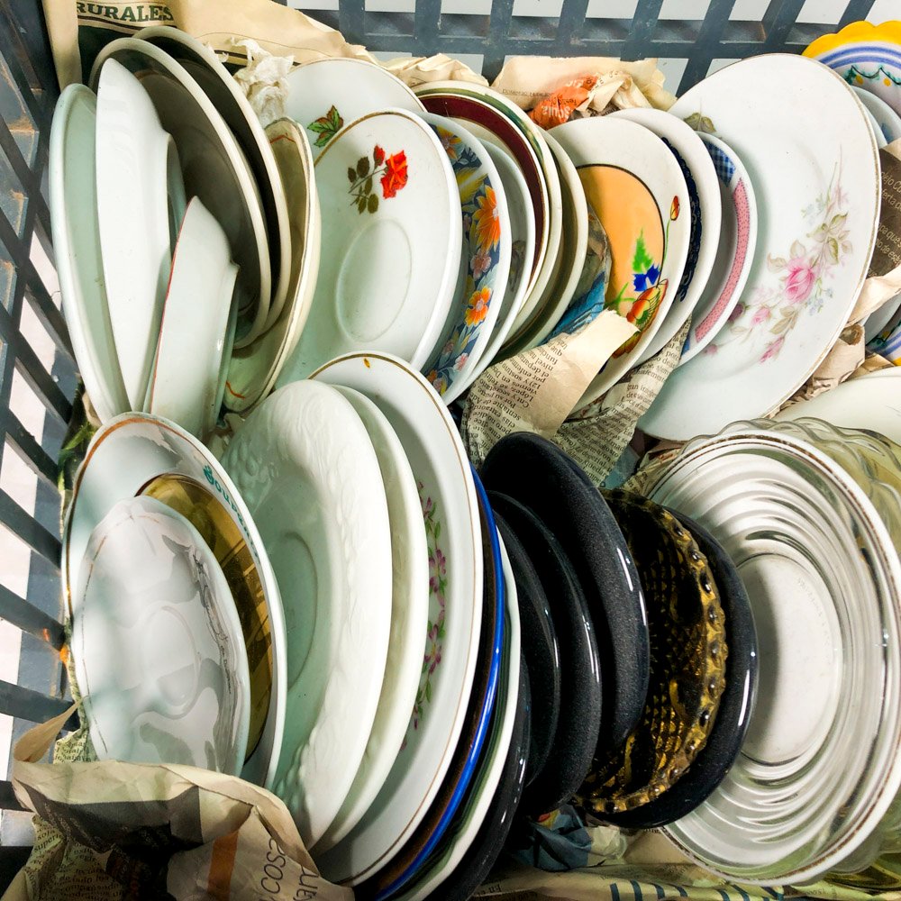 Gran lote de platitos variados en porcelana, loza y vidrio - imagen 2