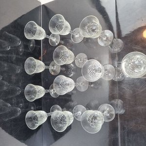 L 279 - 12 Piezas - Set de 12 copitas antiguas para licor en vidrio labrado de fina terminación, con diseño de corte en estrella en el cáliz y pie liso (altura aproximada 8 cm) - imagen 4