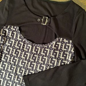 Remera Negra con Hebilla y Estampado Geométrico Talle M - imagen 3