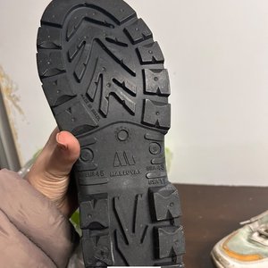 Botas de Goma Negras y Championes Deportivos Blancos y Naranja - imagen 4