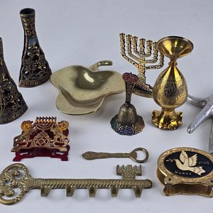 Lote anterior: Lote de Piezas Decorativas con Motivos de Jerusalén y Judaísmo