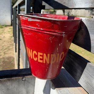 Balde Metálico Rojo para Incendios - Excelente Estado - imagen 3