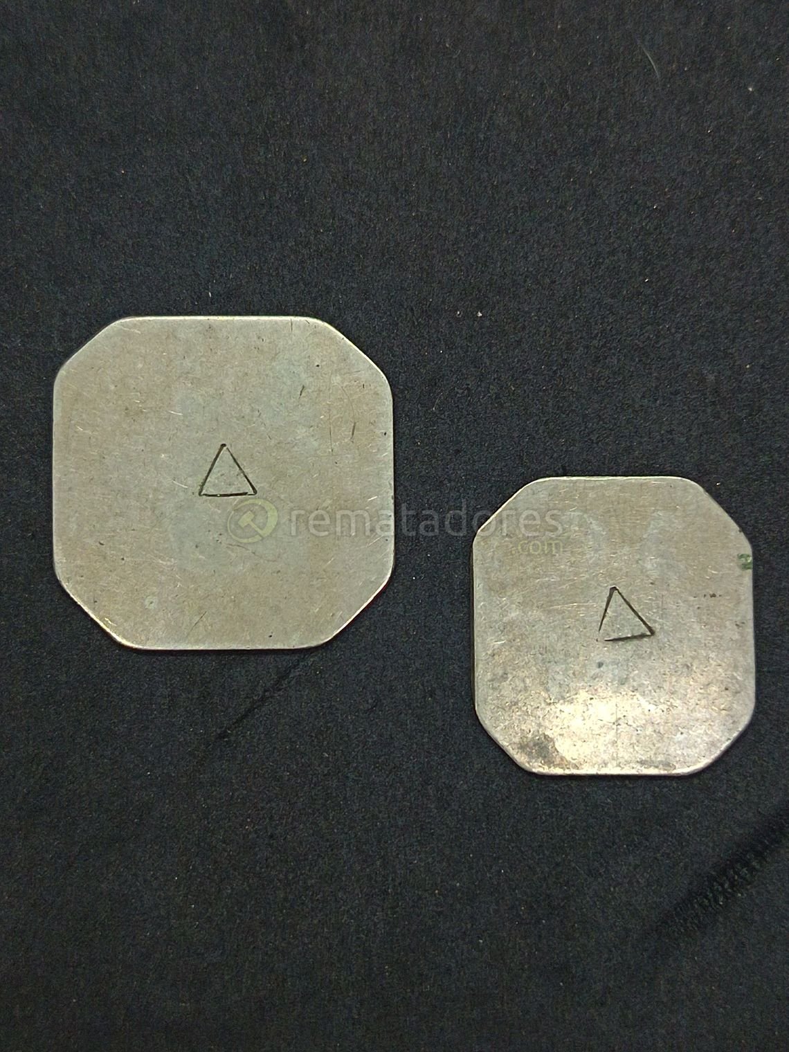 Dos Piezas Metálicas Cuadradas con Símbolo Triangular