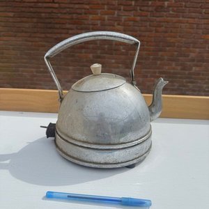 Lote siguiente: Jarra Eléctrica Antigua de Metal Plateado