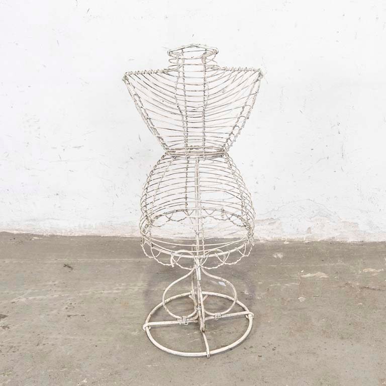 Lote anterior: Maniquí de alambre con detalles en la pintura