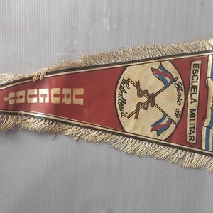 Lote siguiente: Banderín Triangular Escuela Militar Uruguay "Curso de Caballería" con Flecos Dorados