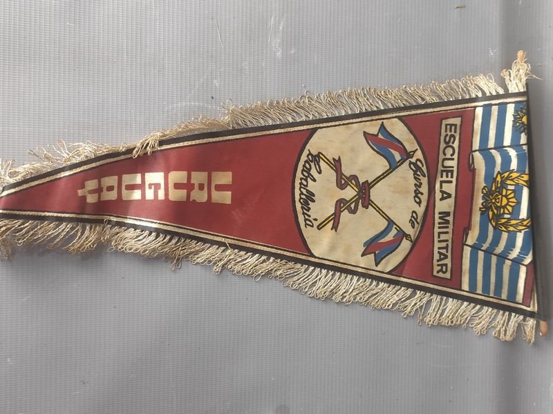 Banderín Triangular Escuela Militar Uruguay "Curso de Caballería" con Flecos Dorados