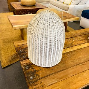 Mesa de centro rústica de madera con cesteros blancos - imagen 2