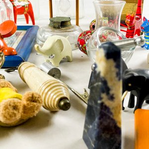 Lote de Objetos Decorativos: Frascos, Portaretratos y Figuras Varias - imagen 3