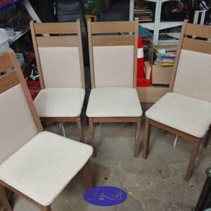 Lote anterior: Juego de 4 Sillas de Madera con Tapizado Claro