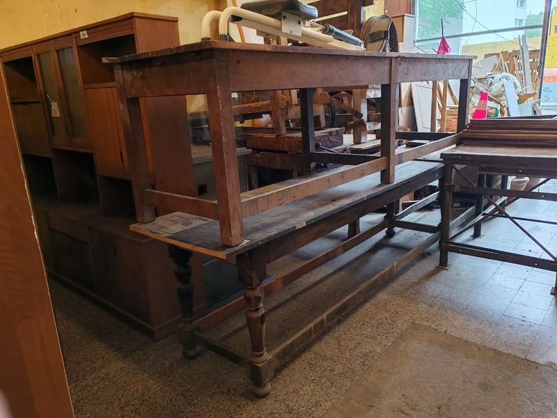 Mesa de trabajo antigua y rústica - imagen 2