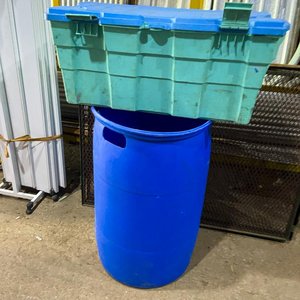 Lote anterior: Dos Tarrinas Azules (180 y 200 Litros) y Baúl de PVC