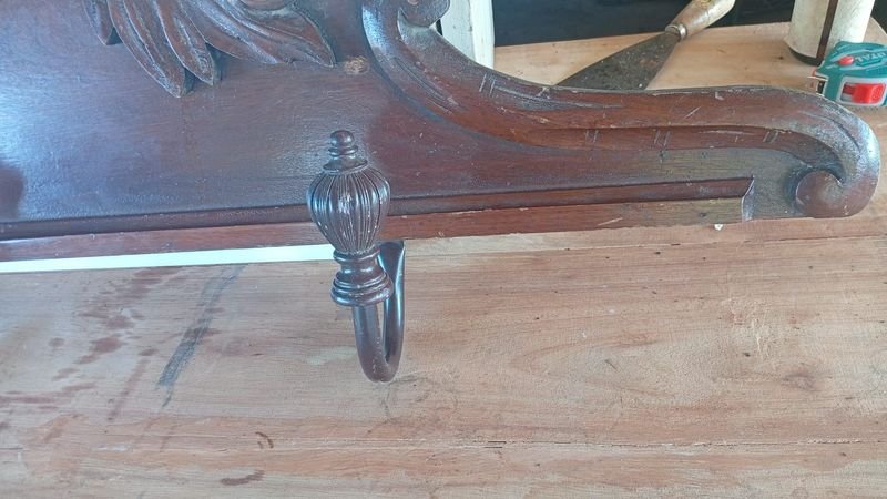 Perchero antiguo de madera con diseño clásico - imagen 3