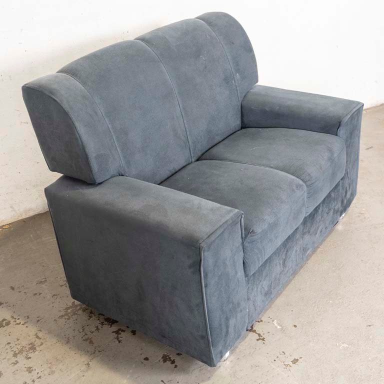 Sofá de dos cuerpos tapizado tela azul con patas de PVC - imagen 2