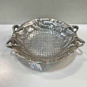 Fuente Honda de Peltre con Diseño de Animales y Asas Decorativas - imagen 2