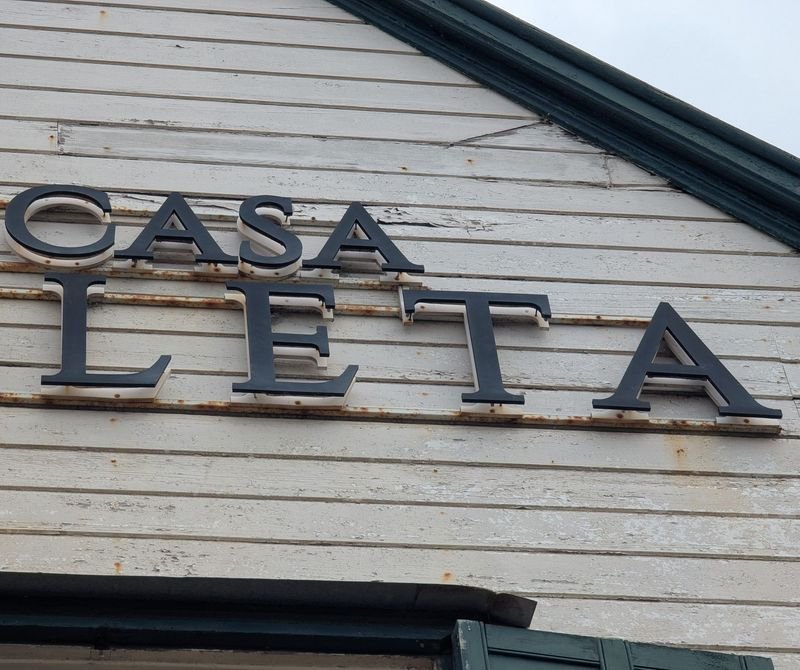 Cartel Exterior de La Casa Violeta - imagen 3