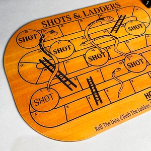 Juego de Beber "Shots & Ladders" con Tablero de Madera y 4 Vasos de Vidrio - imagen 2