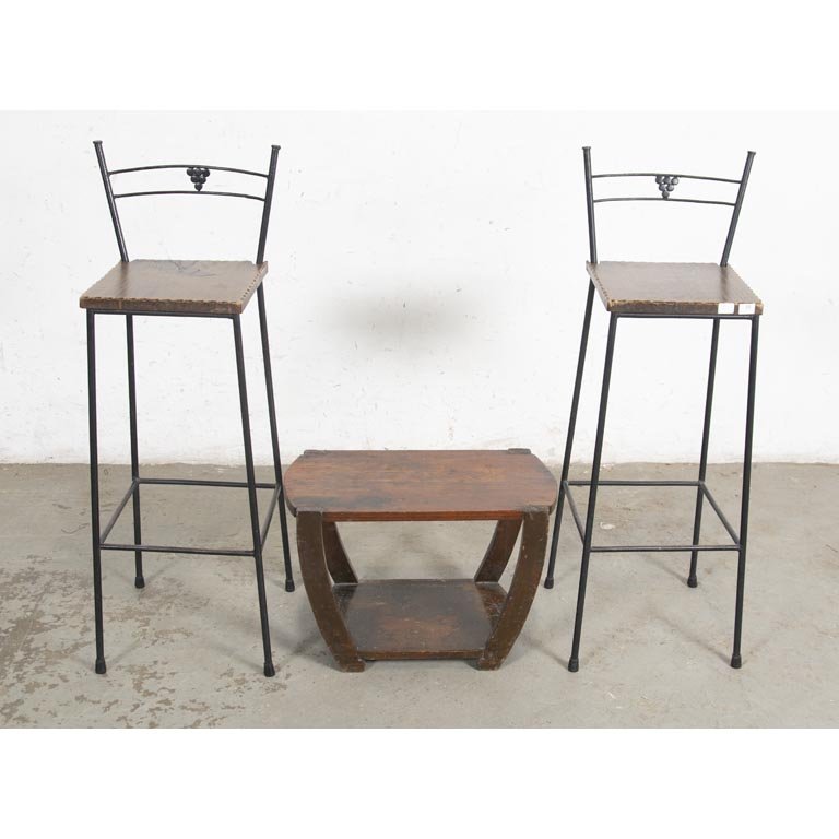 Juego de 2 Sillas Altas de Hierro y Madera con Mesita de Sala Art Decó