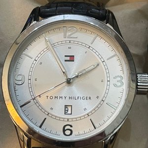 Reloj Tommy Hilfiger Acero Inoxidable Esfera Plateada Correa Cuero Negro - imagen 2