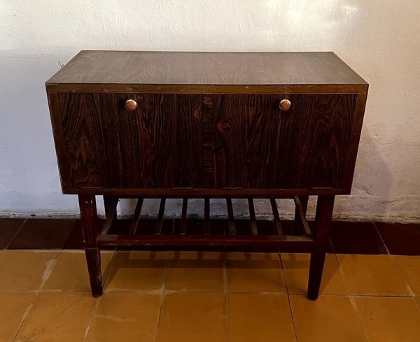 Mueble Aparador de Estilo Escandinavo con dos Puertas Volcables y Estante Inferior de Varilla - imagen 5