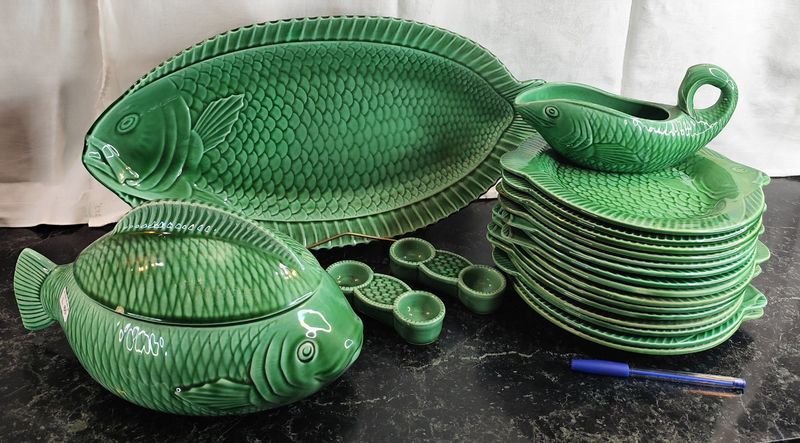 Lote siguiente: Conjunto de platos y accesorios para pescado en mayólica