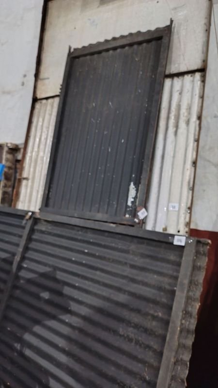Lote siguiente: Puerta metálica de chapa de zinc en venta
