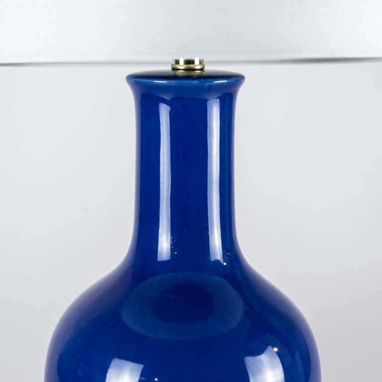 Lámpara de mesa de una luz en cerámica azul con base dorada - imagen 2
