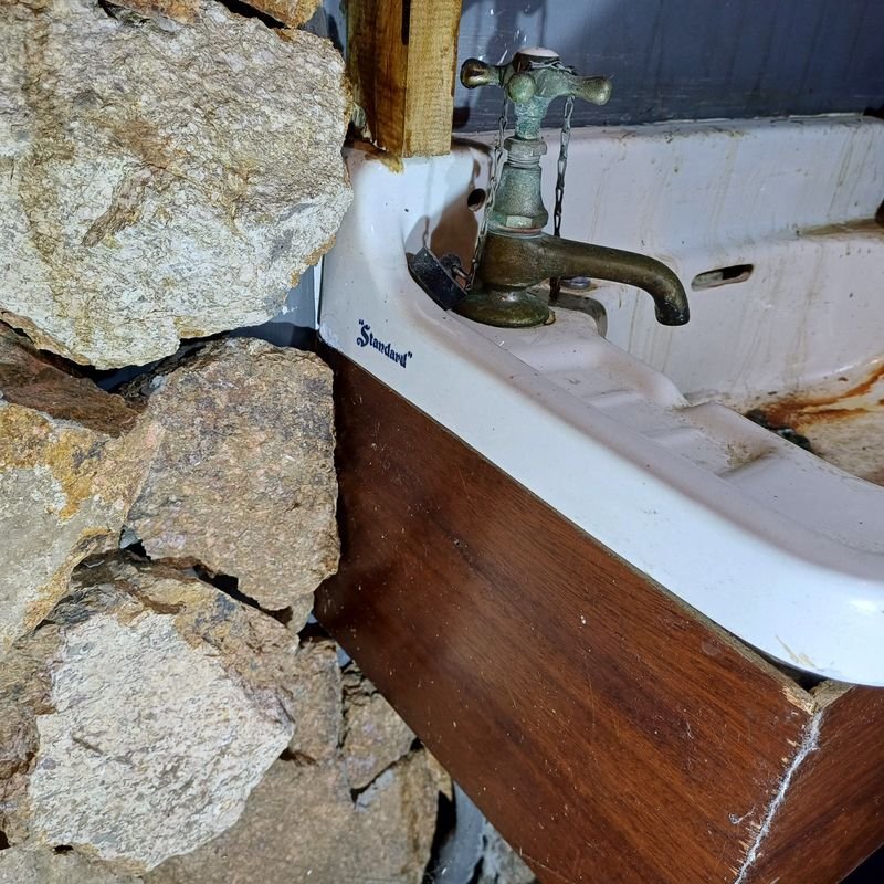 Pileta antigua de loza marca Estándar con grifería y base en madera - imagen 3