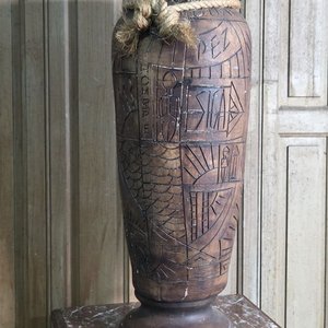 Lote siguiente: Ánfora de Cerámica Artesanal con Diseños Marítimos y Nombres