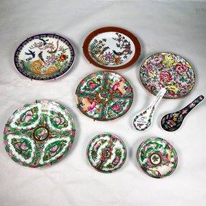 Nueve Piezas de Porcelana Oriental Decorativa: Platos y Cucharitas - imagen 2