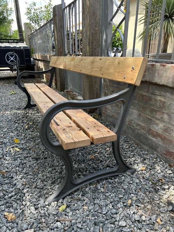 Banco de madera con diseño antiguo y estructura metálica - imagen 4