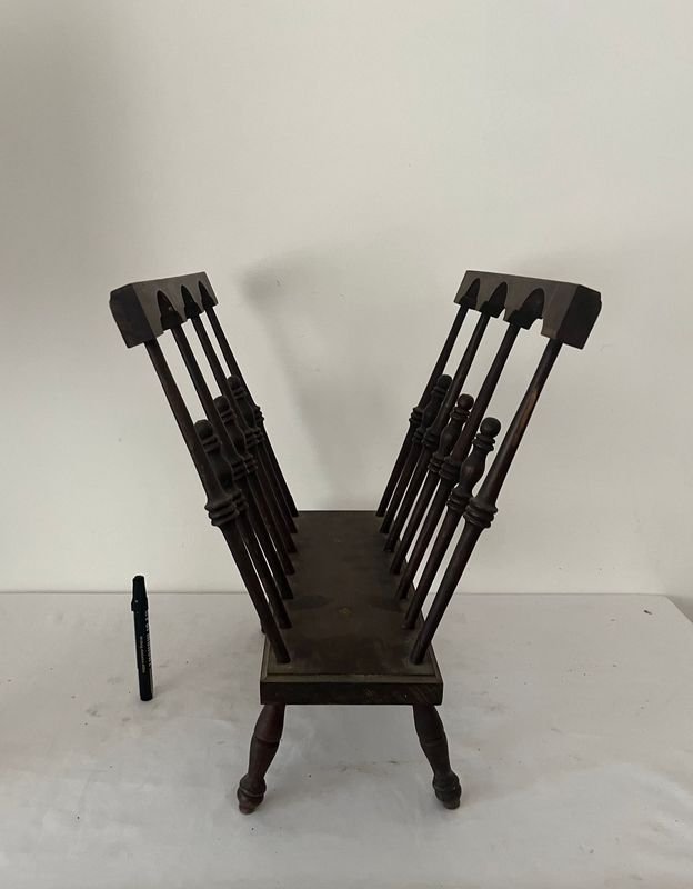Lote siguiente: REvistero en madera
