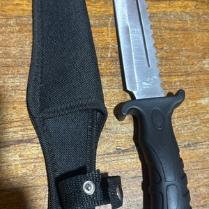 Lote anterior: Cuchillo de Supervivencia con Funda Negra