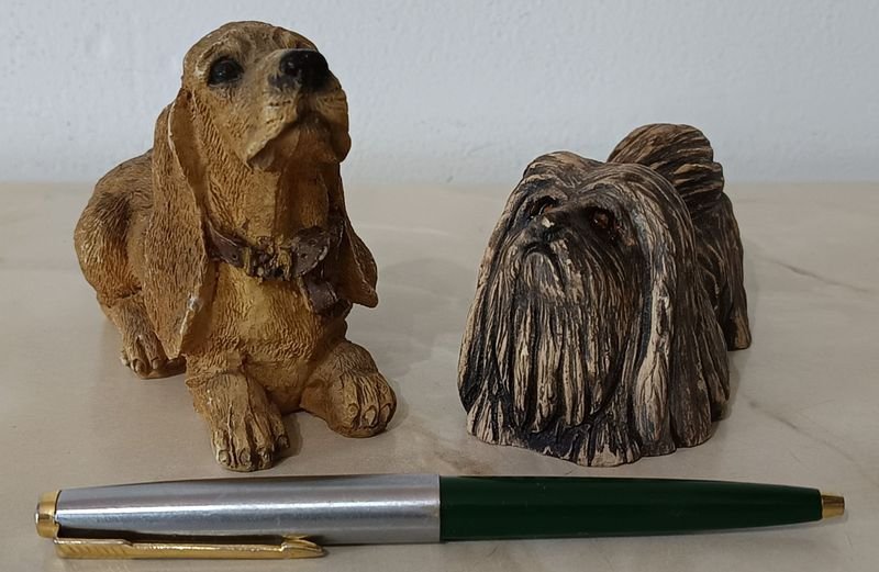 Lote siguiente: Dos Figuras de Perros en Resina - Basset Hound y Lhasa Apso