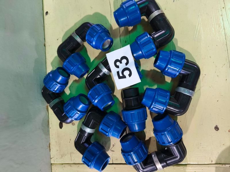 Lote anterior: Colección de tuberías plásticas azules y negras