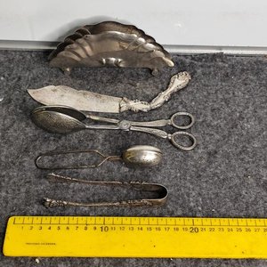 Lote siguiente: Set de 5 Utensilios de Metal con Grabados Estilo Antiguo