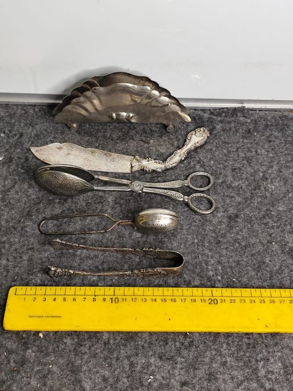 Set de 5 Utensilios de Metal con Grabados Estilo Antiguo