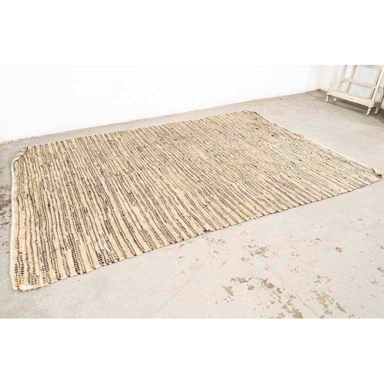 Lote anterior: Alfombra de retazos de cuero y yute trenzado