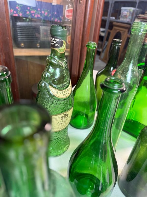 Colección de botellas y vasos de vidrio verde - imagen 9
