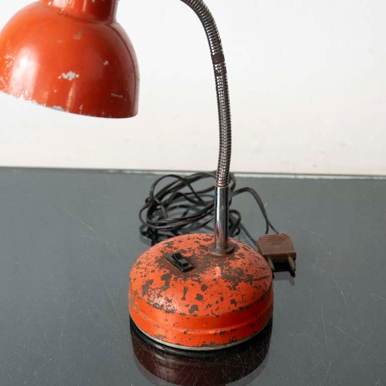 Lámpara de mesa vintage con brazo flexible y detalles - imagen 2