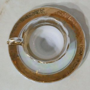 Taza y Platillo Demitasse Antigua Porcelana Blanca Nacarada con Bordes Dorados Florales - imagen 4