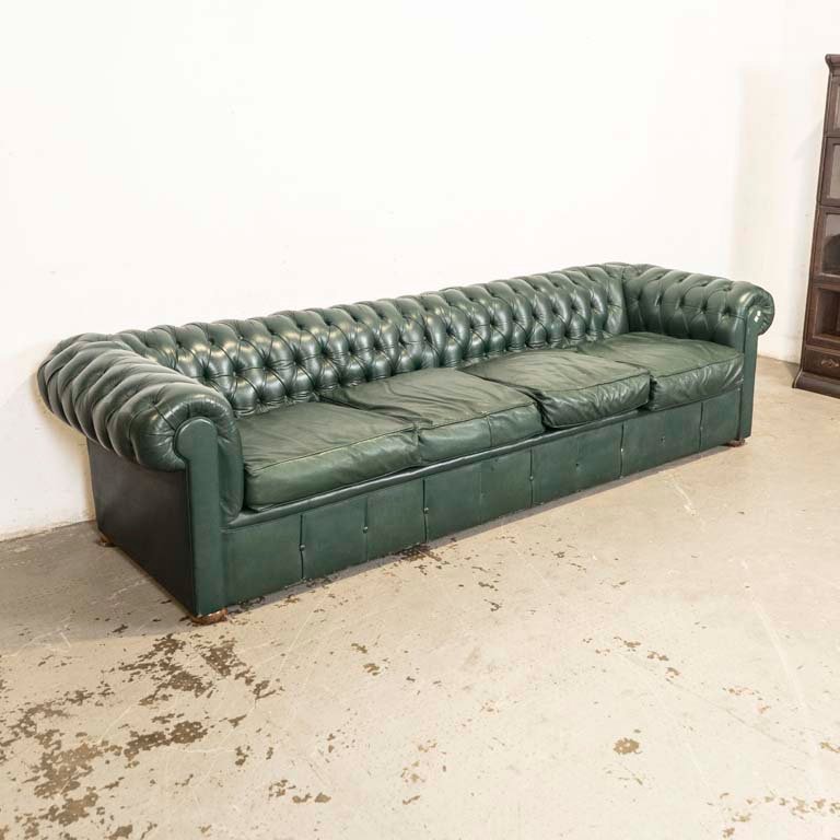 Lote siguiente: Sofá tipo Chesterfield capitoneado de cuatro cuerpos