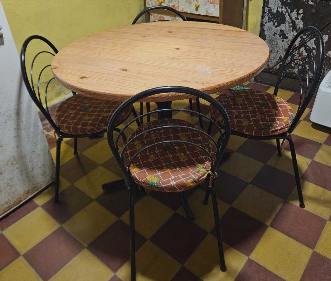 Juego de Comedor: Mesa Circular de Madera y 4 Sillas Estilo Vintage
