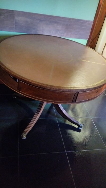 LOTE DESTACADO- hermosa mesa de diseño clasico inglesa