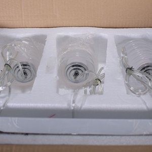 Lámpara Colgante de Tres Luces con Base Metálica y Tulipanes Acrílicos - imagen 6