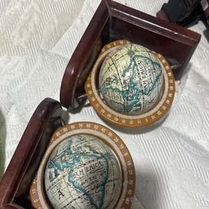 Lote anterior: Dos Globos Terráqueos Decorativos Vintage
